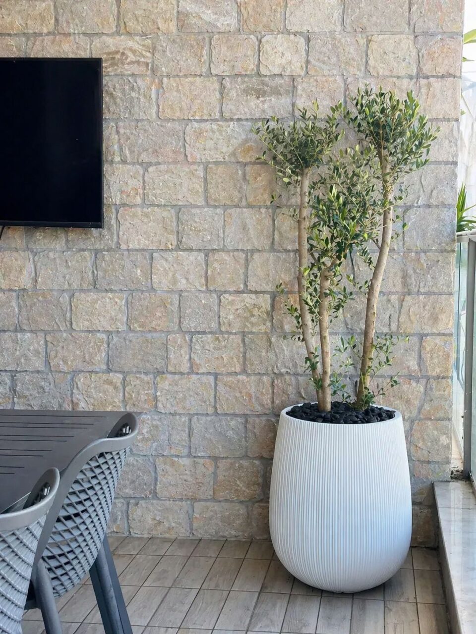 כד בטון צילינדר פסים בשילוב עץ זית מעוצב פונפונים טבעי