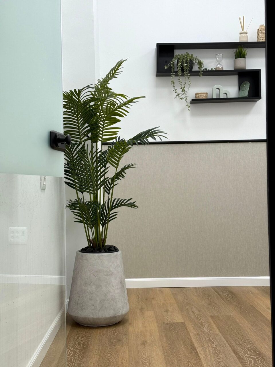 כד בטון 45 סמ AVANI בשילוב דקל מלאכותי גדול